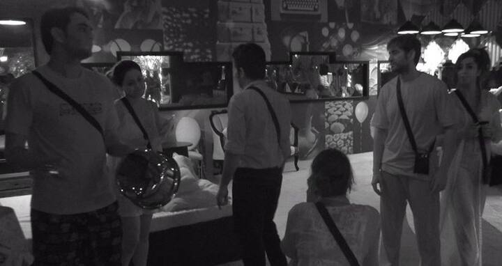 चौथे दिन की शुरुआत में ही विकास गुप्ता, शिल्पा शिंदे से उनकी मां का अपमान किए जाने माफी मांगने की मांग कर रहे थे. लेकिन शिल्पा शिंदे का कहना था कि वह सिर्फ गाना गा रही थी. इसके बाद सभी घरवालों ने भी शिल्पा शिंदे से माफी मांगने की बात कही.