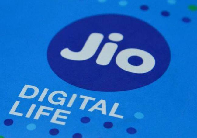 अब LYF मेगा ऑफर के साथ रिलायंस की नजर एंट्री लेवल स्मार्टफोन बाजार पर है. आईफोन पर 70% बायबैक ऑफर देकर रिलायंस पहले ही प्रीमियम मार्केट में अपनी दस्तक दे चुका है.