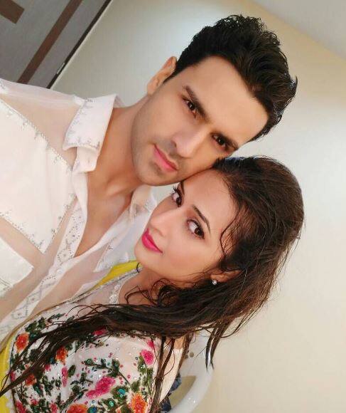 दिव्यांका ने आगे लिखा, ''मुझे खुद पर विश्वास नहीं तो है तुम मुझे आइना दिखाते हो. तुम मुझे जानते हो, समझते हो, मुझे चाहते हो...कोई पैसा, कोई कामयाबी जो मेरे पास है उसका मुकाबला नहीं कर सकती. मुझे परवाह नहीं है कि दुनिया क्या सोचती है. मैं तुम्हारे साथ जीना चाहती हूं. मैं तुम्हारे साथ बीताए जा रहे हर एक लम्हें को अपने खजाने में जमा कर रही हूं.''