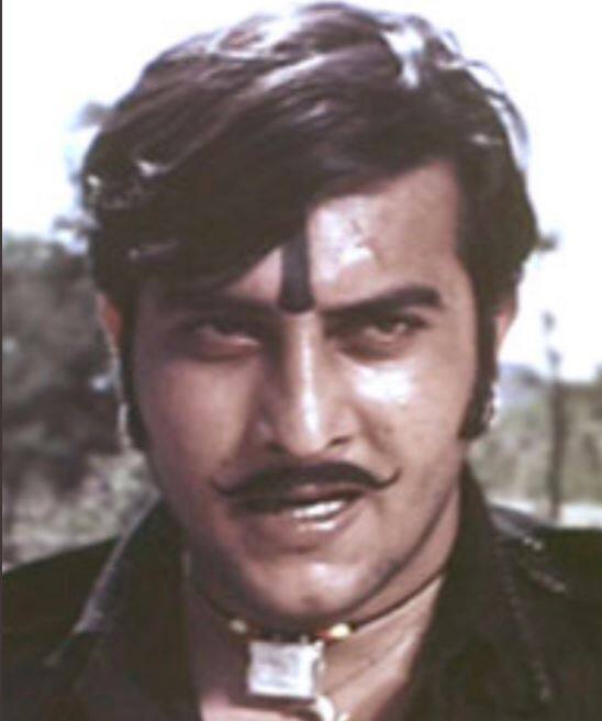 एक तथ्य यह भी है कि 1980 के दशक की फिल्म ‘कुर्बानी’ में विनोद खन्ना के साथी एक्टर रहे फिरोज खान का भी संयोगवश 27 अप्रैल 2009 को निधन हो गया था.