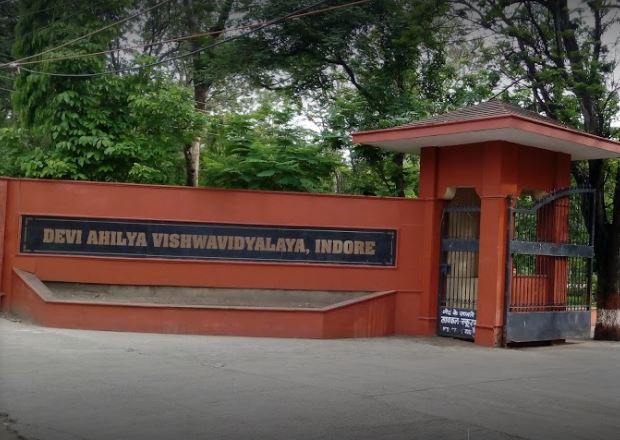 इंदौर में सात लड़कियों को रात भर हॉस्टल से बाहर रहने की विवादास्पद सजा