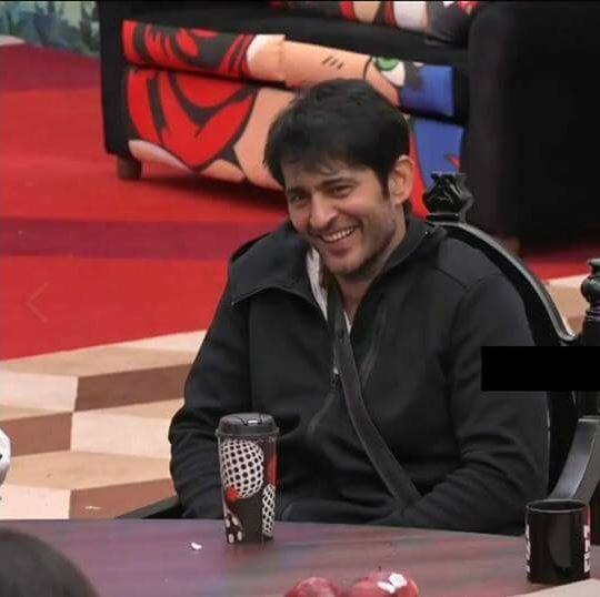 दरअसल बात यह है कि गौरी के साथ हितेन की दूसरी शादी है. गौरी से शादी करने से पहले हितेन किसी और से शादी रचा चुके हैं. इंडिया फोरम को दिए एक इंटरव्यू में हितेन ने कहा था, “हां, गौरी के मेरी जिंदगी में आने से पहले मैंने एक बार शादी की थी, मैं इसके बारे में बात नहीं करना चाहता क्योंकि तलाक कोई अच्छी बात नहीं है जिसके बारे में चर्चा की जाए.”