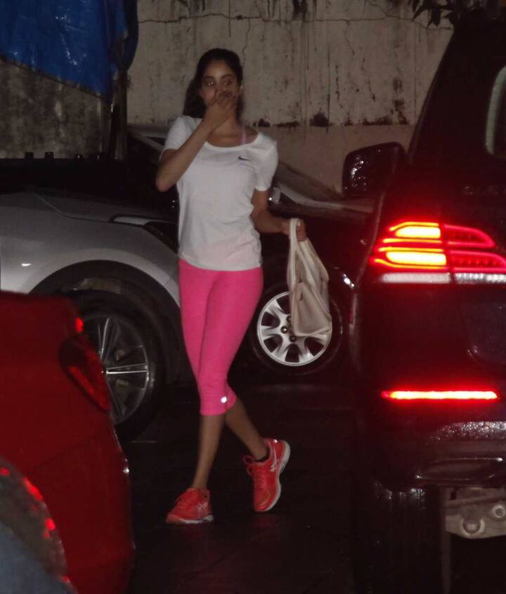 बता दें कि अब जाह्नवी कपूर अक्सर ही बड़े सितारों के सेलिब्रेशन में नज़र आती हैं.