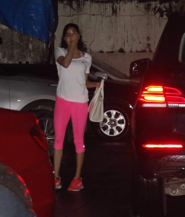 बॉलीवुड जाह्नवी बॉलीवुड डेब्यू को लेकर सुर्खियों में हैं लेकिन इसे लेकर कोई ज़्यादा जानकारी सामने नहीं आई है.