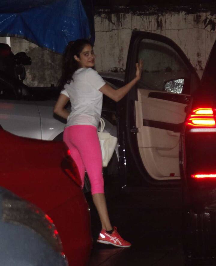 जाह्नवी की एक छोटी बहन भी हैं जिनका नाम खुशी कपूर है. दोनों बहन सोशल मीडिया के इंस्टाग्राम जैसे साइट्स पर काफी एक्टिव हैं.