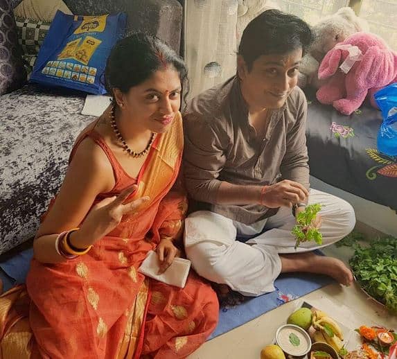 कविता कौशिक - चंद्रमुखी चौटाला के करैक्टर से मशहूर हुई कविता कौशिक भी इसी साल शादी के बंधन में बंधी थीं. कविता कौशिक ने अपने बॉयफ्रेंड रोनित बिस्वास के साथ जनवरी में शादी की थी.