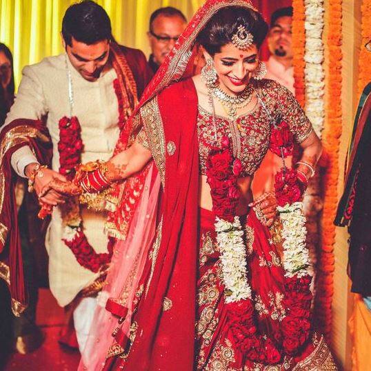 शिरीन संब्याल- इश्कबाज की हीरोइन शिरीन संब्याल ने भी इस अपने फ्रेंड विष्णुी राव से शादी की. इन दोनों का ये पहला करवाचौथ है. 