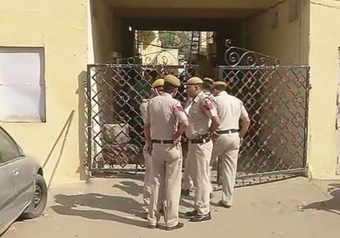 दिल्ली: शाहदरा में पांच लोगों की हत्या, अभी हत्या की वजह का खुलासा नहीं दिल्ली: शाहदरा में पांच लोगों की हत्या, अभी हत्या की वजह का खुलासा नहीं