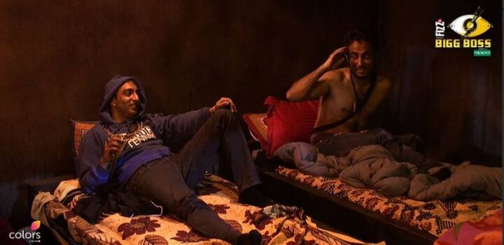 'बिग बॉस-11' का पहला हफ्ता पूरी तरह से हंगामे के नाम रहा. जैसा कि हमने आपको बताया था कि जेल में जाने के बाद जुबैर खान भूख हड़ताल पर चले गए हैं. इसके बाद ऐसी खबर आई कि विकास गुप्ता और आकाश ददलानी के बीच हुई लड़ाई में आकाश को चोट आई है.