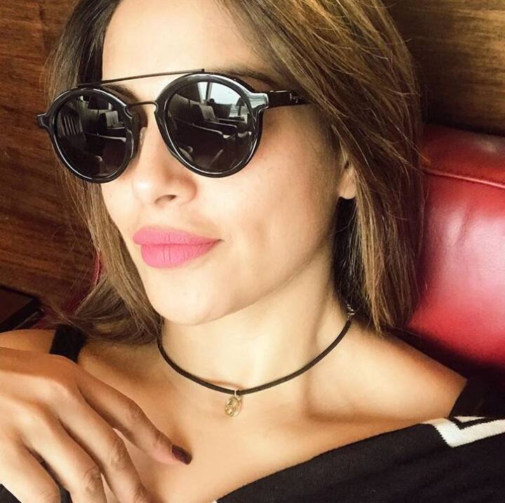 हाल ही में शादी के बंधन में बंधी बिपाशा बसु को उनके घर पर बोनी के नाम से बुलाया जाता है. राज,धूम आक्रोश और रेस जैसी फिल्में करने वाली बिपाशा की आखिरी फिल्म अलोन थी. बताया जाता है कि जब बिपाशा का जन्म हुआ था तब वो काफी तंदरुस्त थी इसलिए उन्हें बोनी बुलाया जाता है जिसका मतलब होता है स्वस्थ्य.