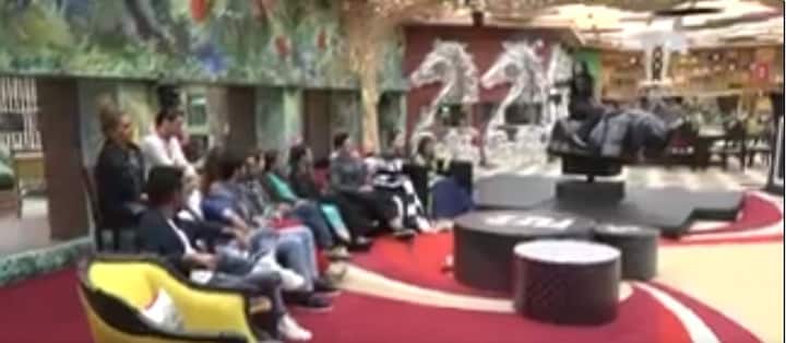 जुबैर के बाद सलमान खान के निशाने पर पूरे हफ्ते अपनी हरकतों के चलते चर्चा में रहने वाली अर्शी खान आईं. सलमान खान ने कहा, ''यह कौन सा तरीका है कि तुम बोलोगी कि मैं तो आग लगाने ही आईं हूं. इस बात को बिल्कुल बर्दाश्त नहीं किया जाएगा. तुम्हें इस घर में रहना है तो अपना बोलने का लहजा बदलना होगा. ''