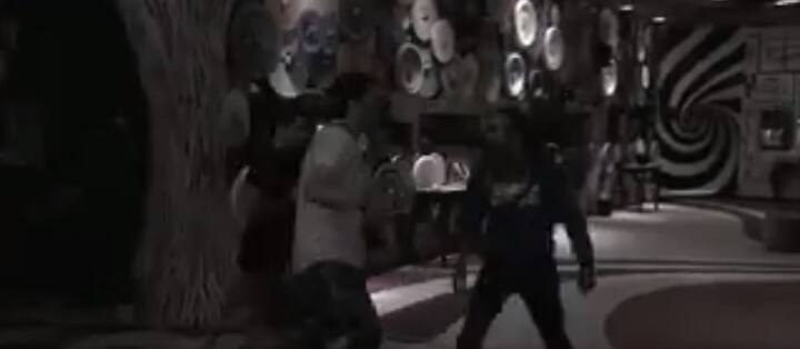 इन कंटेस्टेंट्स पर गुस्सा होने के बाद सलमान खान ने कहा कि इन लोगों ने घर में पहले हफ्ते में ही जो तमाशा किया है वैसा आजतक कभी नहीं हुआ. इसके बाद सलमान खान ने 5वें दिन रात का वह वीडियो दिखाया जिसमें आकाश और विकास के बीच झगड़ा हो रहा था. इसके बाद प्रियांक उस झगड़े में कूद पड़ते हैं और आकाश पर हाथ उठा देते हैं.