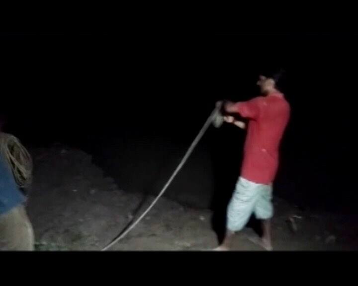 इलाहाबाद: गंगा नदी में करीब 20 यात्रियों से भरी नाव पलटी, 4 लोग लापता