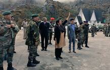 रक्षा मंत्री निर्मला सीतारमण ने चीन सीमा पर सड़क मार्ग से नाथुला का दौरा किया