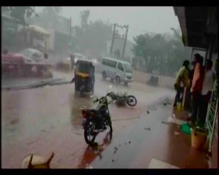 गुजरात, महाराष्ट्र में हुई आफत की बारिश, अलग-अलग हादसों में 6 की मौत Heavy Rain And Storm In Gujrat And Maharashtra 6 Died गुजरात, महाराष्ट्र में हुई आफत की बारिश, अलग-अलग हादसों में 6 की मौत