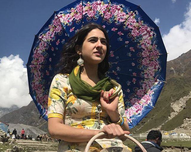 Sara Ali Khan First Look In Kedarnath रंग बिरंगे छाते के साथ ‘केदारनाथ’ में सारा अली खान का फर्स्ट लुक सामने आया