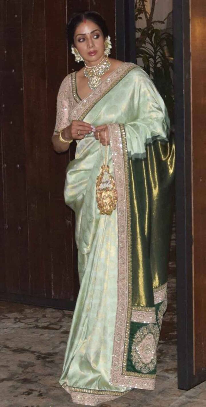 श्रीदेवी सिल्वर ग्रीन साड़ी में बहुत ही खूबसूरत लग रही थीं.