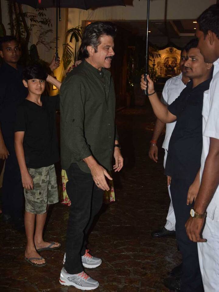 अनिल कपूर घर के बाहर कुछ इस अंदाज में पोज देते नज़र आए.