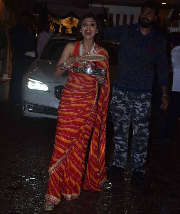 व्रत तोडने के बाद शिल्पा ने एक वीडियो भी पोस्ट की. नीचे क्लिक करके देखें (Photos: Manav Mangalani) Sundaaayyyyy KarvaChauth bingeeeee????????After waiting for the Moon till 10 pm and rituals done,we all pounced on the food like we hadn’t eaten for days..????????@bhavanapandey @maheepkapoor @anudewan5 still can see u???? #sundaybinge #fastingandfurious #traditions #lastbutnottheleast A post shared by Shilpa Shetty Kundra (@theshilpashetty) on Oct 8, 2017 at 10:29am PDT