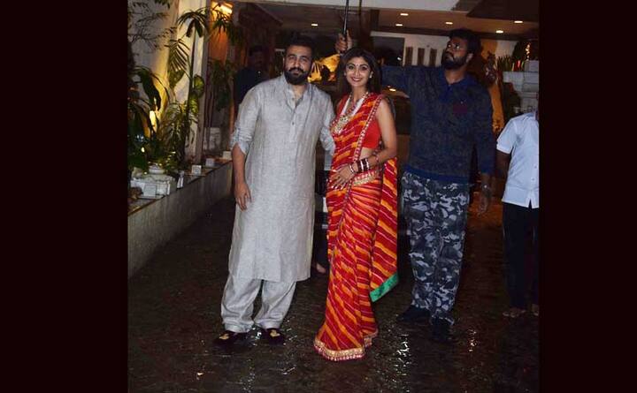 यहां पर शिल्पा पति के साथ पूजा का सारा सामान भी लेकर पहुंची थीं.