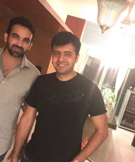 फोटो में दोनों अपनी लव लाइफ को लेकर काफी खुश और एक्साइटेड नजर आ रहे हैं. उनके करीबी दोस्तों में भी खास उत्साह दिख रहा है.