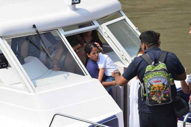 सबसे खास बात ये थी कि इस मौके पर शाहरुख के छोटे बेटे अबराम सोते हुए नजर आएं. (आगे देखें सभी तस्वीरें)