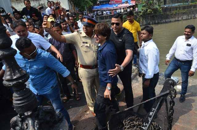 अपनी प्राइवेट बोट के जरिए शाहरुख खान जब गेटवे ऑफ इंडिया के किनारे पहुंचे तो वहां मौजूद लोग उनकी तस्वीरें लेने लगे.