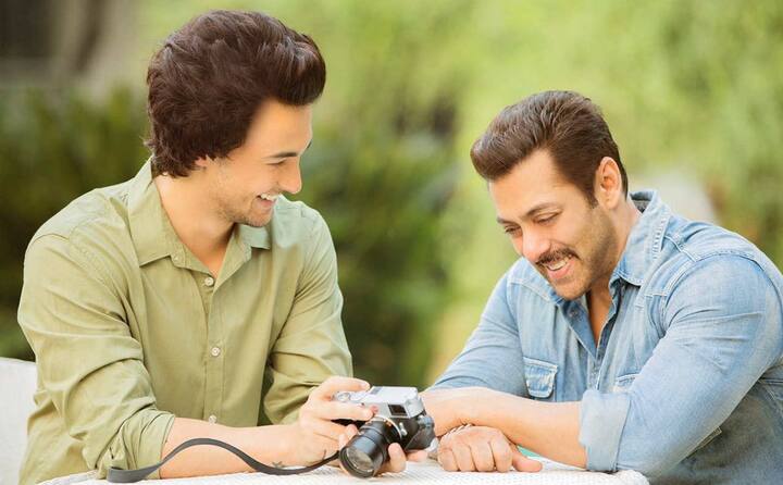  आयुष सलमान के प्रोडक्शन हाउस सलमान खान फिल्म्स (एसकेएफ) के जरिए हिंदी फिल्म इंडस्ट्री मंं कदम रखने के लिए तैयार हैं. 