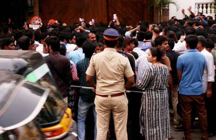 यहां पर मौजूद उनके फैंस इस पल को अपने कैमरे में कैप्चर कर लेना चाहते थे.