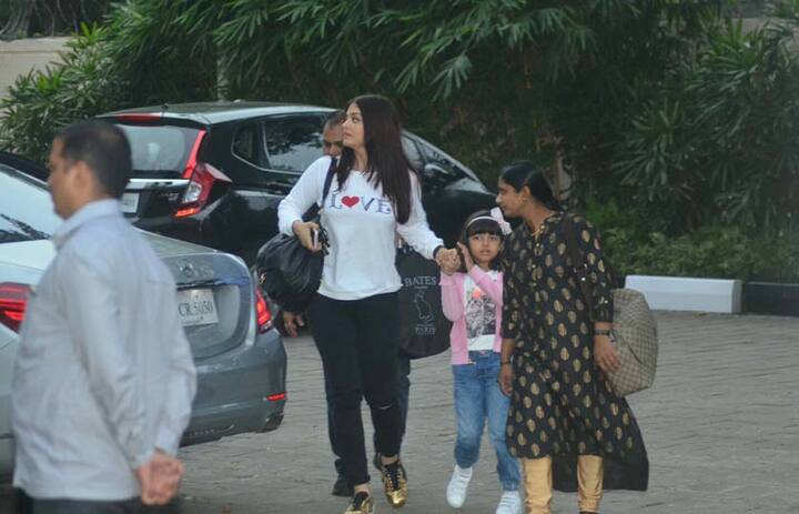 उनकी बहू और अभिनेत्री ऐश्वर्या राय बच्चन भी एयरपोर्ट पर नज़र आईँ.