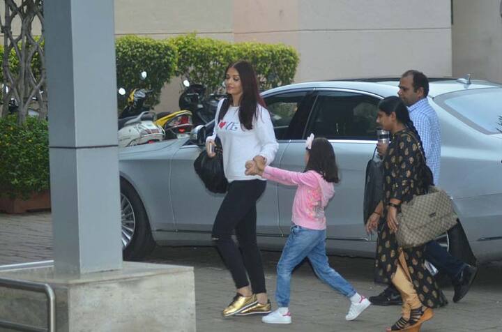 इस तस्वीर में आप देख रहे हैं कि आराध्या मां ऐश्वर्या के हाथ से अपना हाथ छुड़ाती नज़र आ रही है.