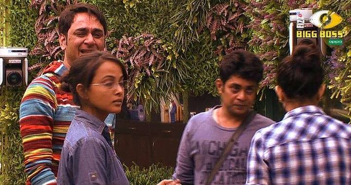  हिना और विकास की लड़ाई में पुनीश भी बीच में आ जाते हैं. पुनीश कहते हैं कि विकास तुम्हारे किसी भी लड़की के बारे में बुरा बोलने का कोई हक नहीं है. इसके बाद बाकी घरवाले दोनों को दूर करते हैं. 