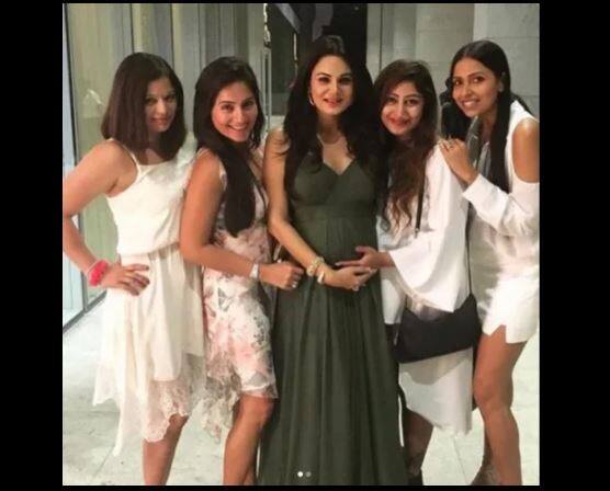 इस मौके पर आंचल हरे रंग के गाउन में नजर आईं. इस मौके पर उनके दोस्तों में कांची कौल, कैंडिस पिंटो, एमी बिलिमोरिया जैसे लोगों ने शिरकत किया.