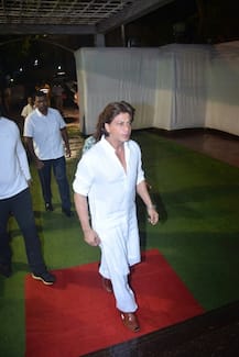 कुंदन शाह की शोकसभा में सादे लिबास में नजर आए शाहरुख खान