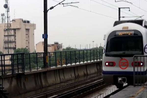 यात्रियों के पास स्मार्ट कार्ड होने की वजह उन्हें टोकन के लिए लाइन में खड़े होने की मशक्कत नहीं करनी पड़ती है. जिससे उनका समय बचता है.
