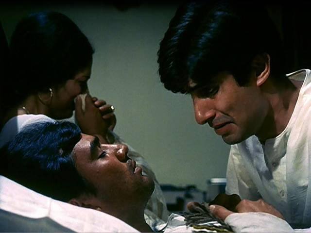 1971 में आई फिल्म आनंद ने अमिताभ ने सहायक अभिनेता की भूमिका निभाई. इस फिल्म ने बच्चन के एक खास पहचान दिलाई. फिल्म में मुख्. भूमिका में राजेष खन्ना थे. इस फिल्म के लिए अमिताभ बच्चन को सर्वश्रेष्ठ सहायक कलाकार का फिल्मफेयर पुरस्कार मिला.