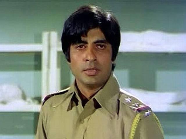 1973 में जब प्रकाश मेहरा ने इन्हें अपनी फिल्म जंजीर में इंस्पेक्टर विजय खन्ना का रोल दिया तो इनके कैरियर में एक नया मोड़ आ गया. इस फिल्म से पहले अमिताभ ने रोमांटिक रोल ही किए थे इस रोल ने जिसने अमिताभ बच्चन को एक नई भूमिका एंग्री यंगमैन के रूप में पहचान दिलाई. बॉक्स ऑफिस पर सफलता पाने वाले एक जबरदस्त अभिनेता के रूप में यह उनकी पहली फिल्म थी, जिसने उन्हें बेस्ट मेल एक्टर फिल्मफेयर अवार्ड के लिए नॉमिनेट करवाया. इस फिल्म के बाद कामयाबी का एक ऐसा दौर शुरु हुआ जो अमिताभ को रोज़ नई ऊंचाइयों पर ले जाता रहा.