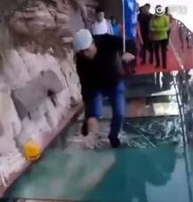 3,800 फीट की ऊंचाई पर \'टूटा\' कांच का पुल, अटकी पर्यटकों की सांस