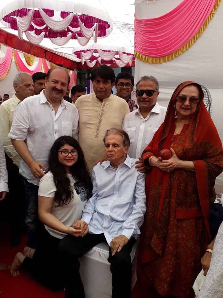 73 वर्षीय सायरा ने दिलीप कुमार के आधिकारिक ट्विटर अकाउंट से लाखों फालोवर्स को उनके लगातार समर्थन एवं शुभकामनाओं के लिए धन्यवाद किया.