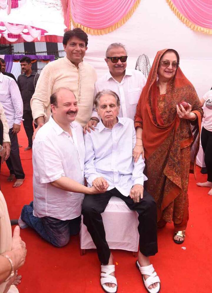 ट्वीट में लिखा, ‘‘सायरा बानो की ओर से संदेश, हमारी शादी की 51वीं सालगिरह पर हम अपने मित्रों एवं परिवार के सदस्यों और लाखों प्रशंसकों को उनकी प्रार्थनाओं एवं प्यार के लिए धन्यवाद देना चाहते हैं.’’ 