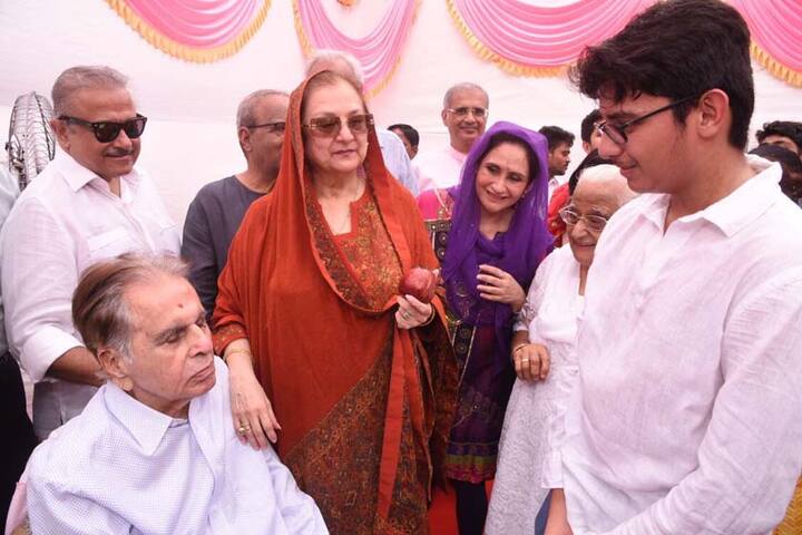 उन्होंने इस मौके पर ट्विटर पर अपने पति के साथ तस्वीर भी साझा की.