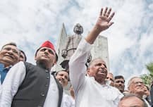 अर्से बाद सार्वजनिक कार्यक्रम में साथ दिखे मुलायम-अखिलेश, कहा- खोने के लिए कुछ नहीं, सिर्फ हासिल करना है