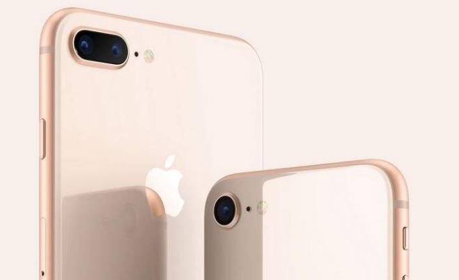 कैमरा फ्रंट की बात की जाए तो iPhone 8 में 12 मेगापिक्सल का सिंगल रियर कैमरा ही दिया गया है. जबकि सेल्फी का बेहतर अनुभव देने के लिए आईफोन 8 में 7 मेगापिक्सल का फ्रंट कैमरा दिया गया है. सबसे खास बात आईफोन 8 और आईफोन 8 प्लस के कैमरे की ये है कि इसमें लाइटनिंग पोट्रेट मोड दिए गए है. जिसका मतलब है कि तस्वीरें लेते वक्त आप बैग्राउंड की रोशनी को भी कंट्रोल कर सकेंगे. इस मोड के साथ आईफोन 8 सबसे बेहतरीन कैमरा एक्सपीरियंस देगा.