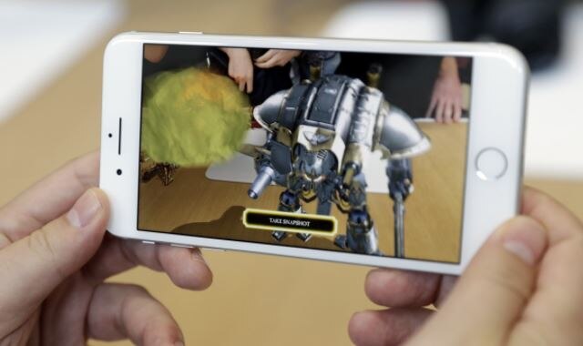 iPhone 8 प्लस के कैमरे की बात करें तो इसमें 12 मेगापिक्सल का डुअल लेंस रियर कैमरा है जो f/2.8 और f/1.8 अपर्चर के साथ आता है. इसके अलावा ये कैमरा ऑप्टिकल इमेज स्टेबलाइजेशन के साथ आता है.