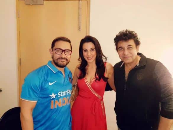 तस्वीर में पूजा बेदी पिछले साल आयोजित फिल्म 'जो जीता वही सिकंदर' की री-यूनियन में अपने साथी कलाकारों आमिर खान और दीपक तिजोरी के साथ नजर आ रही हैं. आपको भी यही लग रहा होगी कि समय भले ही बीत गया हो लेकिन पूजा की खूबसूरती ठहर सी गई है.