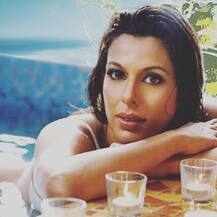 50 की इस बॉलीवुड हॉटी ने पोस्ट की मसाज Pics, उम्र भले ही बढ़ी हो लेकिन खूबसूरती में आया है निखार