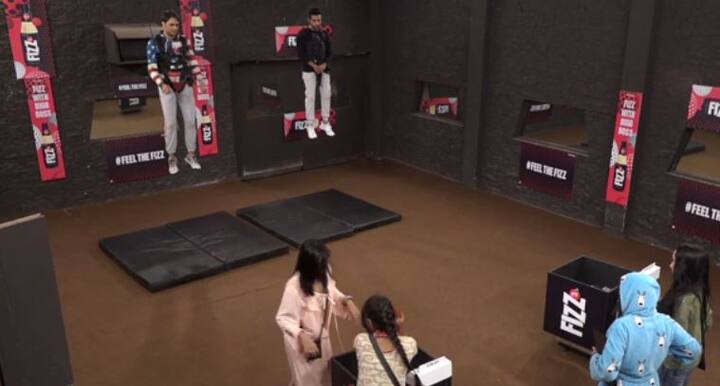 कैप्टन बनने के लिए विकास और पुनीश को एक टास्क दिया जाता है. इस टास्क के दौरान उन्हें एक रस्सी पर लटकना होता है. साथ ही घरवालों को उस टास्क में विकास या पुनीश को सपोर्ट करते हुए अपना सामान उनके सामने रखी बास्केट में रखना था. इस टास्क के दौरान विकास के बास्केट में ज्यादा सामान इकट्ठा होता है और वह घर के पहले कैप्टन बन जाते हैं. (All Pictures Taken From video shared by voot)