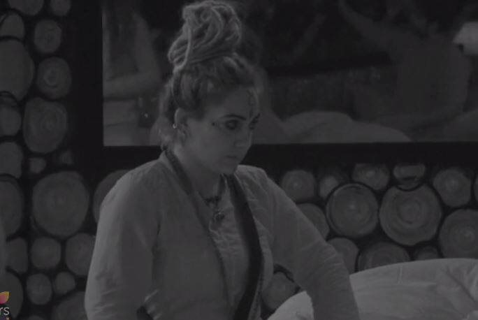  शो के दौरान बिल्कुल शांत नज़र आ रही शिवानी दुर्गा को भी इस हफ्ते घर से बाहर जाने के लिए नॉमिनेट किया गया है. शिवानी को अब तक सबसे कम वोट मिले थे, लेकिन अभी वह चौथे पायदान पर आ गई हैं.