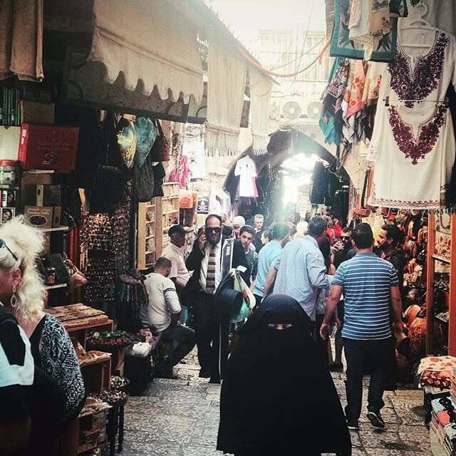 एक तस्वीर में इस पूर्व मिस श्रीलंका ने जानकारी दी कि वे डेड सी यानी म़त सागर में गोता लगाने वाली हैं.     When your director is that one friend who’s good at everything ???? @tarun_mansukhani making me and @samidha_w look like monkeys ???? #telaviv #surfsup???? missing you guys ???????? A post shared by Jacqueline Fernandez (@jacquelinef143) on Oct 12, 2017 at 1:14pm PDT 