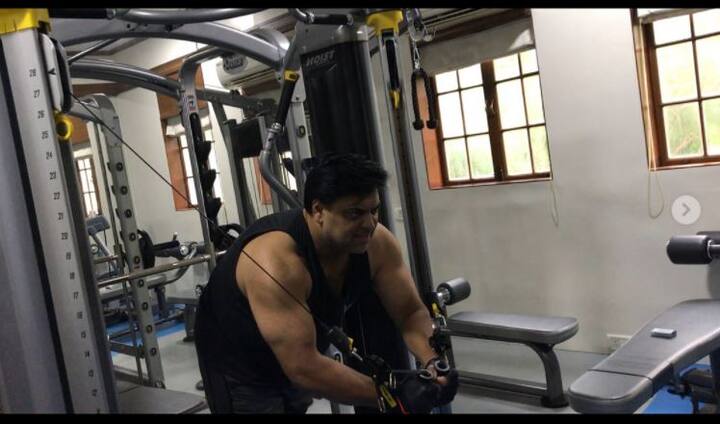 मगर 44 साल के राम कपूर ने इंस्टाग्राम पर जिम में वर्कआउट करने के दौरान की चंद तस्वीरों को शेयर कर सभी को चौंका दिया है. बता दें कि उनकी ये तस्वीरें इंटरनेट पर वायरल भी हो रही हैं.